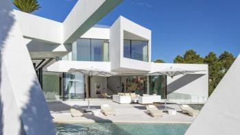 Luxury waterfront villa in Istria of extraordinary design 