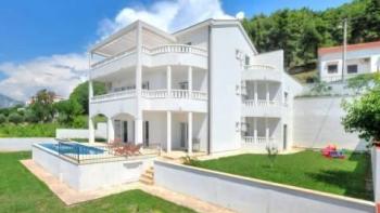 Villa solide avec piscine et vues fantastiques à Solin près de Split 