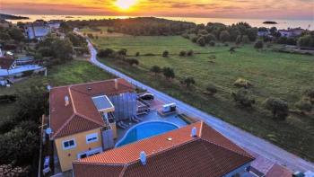 Great tourist property in Funtana near Porec with 9 apartments 