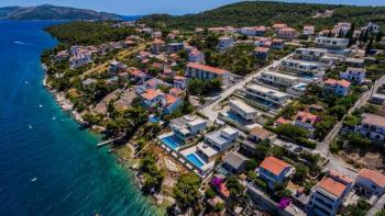 L'une des huit nouvelles villas modernes sur Ciovo au sein de la communauté en bord de mer 