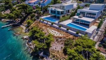 Super-luxury villa on the third line to the sea on Ciovo in a new condo 