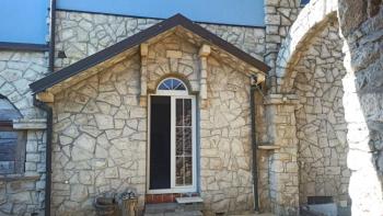 Каменный дом с садом на продажу в Баньоле, всего в 200 метрах от пляжа! 