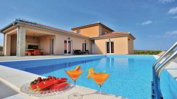 New villa in Zadar area with swimming pool and tennis court 