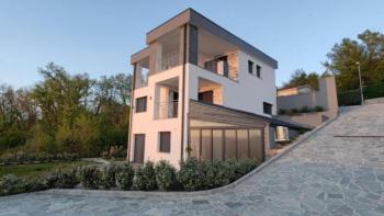 Neues modernes Gebäude in Omisalj mit zwei Wohnungen in zweiter Reihe zum Meer 