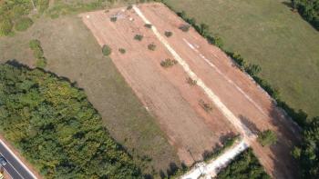 Terrain unique à Putini, Kanfanar - combinaison de terrains agricoles et urbains, 14161 m². 