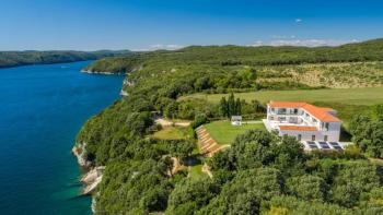 Jednoduše nejlepší vila v Chorvatsku s fantastickou polohou na nábřeží s úžasným výhledem na moře všude kolem a soukromou pláží 