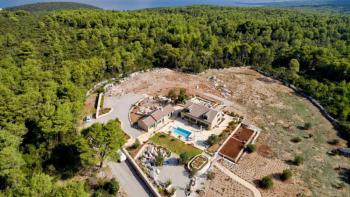 Authentic Dalmatian hacienda on the island of Hvar just 800 meters from the sea 