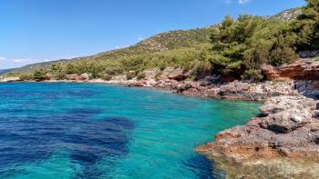 Terrain agricole au bord de l'eau de 40 000 m² à Hvar 