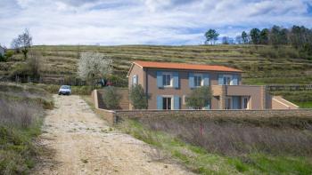 Schöne Villa mit Pool und Blick auf Weinberge und Olivenhaine in der Gegend von Momjan 