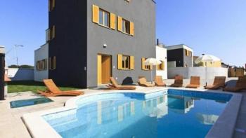 Two villas with swimming pool in Valbandon-Fažana 