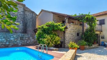 Magnifique domaine dans l'arrière-pays d'Istrie avec 3 maisons en pierre et piscine à GRAČIŠĆE 