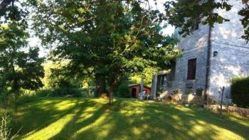 Domaine unique dans la région de Lupoglav entouré d'une nature intacte de 6800 m² ! 