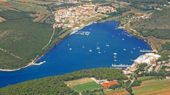 Grundstück kaufen Kroatien am Meer, 2.020m2, nur 70 Meter vom Wasser entfernt 