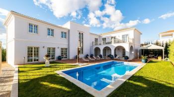 An impressive newly built palace in Porec outskirts 