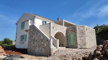 Nouvelle villa en pierre avec piscine près de la ville de Krk 