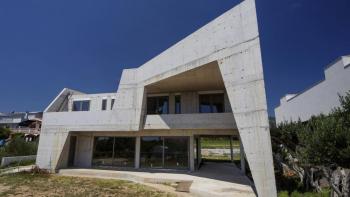 Supermoderní vila vyspělé architektury v Kaštel Štafilič jen 400 metrů od pláže - Le Corbusier by ji miloval 