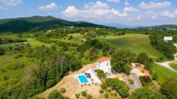 Belle villa moderne isolée avec piscine à Cerovlje, achevée en 2020 