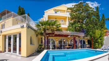 Великолепный отель с видом на море и бассейном на ривьере Дубровника 