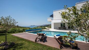 Superbe villa moderne avec vue sur la mer dans la périphérie de Dubrovnik 