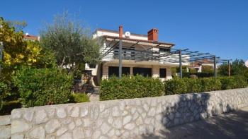 Maison individuelle avec vue sur la mer et jardin méditerranéen dans le quartier de la ville de Krk, à seulement 300 mètres de la mer ! 