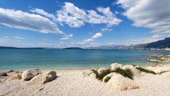 Grande propriété d'investissement en première ligne de mer à Kastel Stafilic avec accès direct à la plage de galets 