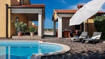 Villa with swimming pool and garage for sale in Labin area 