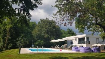 Moderne Villa in den Tälern von Žminj in Istrien, auf einem Grundstück von 5204 qm. 