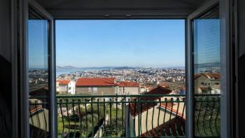 Renovated four story stone house with a garden,sea view and jacuzzi pool in Solin 