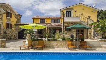 Heller Komplex aus zwei Villen mit Swimmingpool zum Verkauf in Pićan bei Labin 