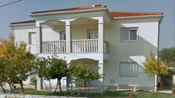 Eladó 4 lakásos apartmanház Zambratijában, Umagban, tengerre néző kilátással, mindössze 400 méterre a tengertől 