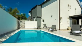 Villetta mitoyenne avec piscine à seulement 100 mètres de la mer ! 