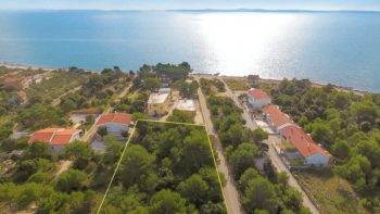 Terrain urbanisé sur l'île de Vir sur la 2ème ligne de la mer 