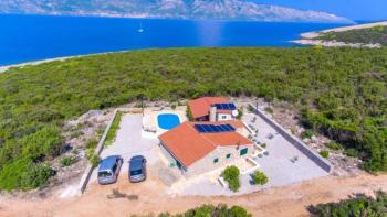 Wunderschöne Villa mit Pool in Basina, nur 100 Meter vom Strand entfernt 