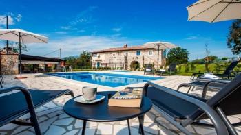 Belle villa rustique à vendre à Kršan sur 2825 m². de terrain avec terrain de tennis 