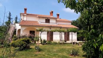 Merveilleuse maison près de la ville de Labin avec jardin paysager de 1052 m². 