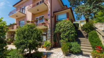 House with garage and guest apartment in Novi Vinodolski just 350 meters from the sea - very good price! 