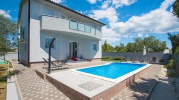 Nice holiday villa with swimming pool in Vodnjan outskirts with sea views 