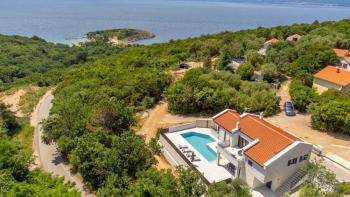 Belle villa avec piscine près de la mer à Vrbnik, première ligne de construction à la mer 