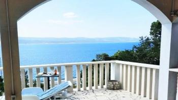 Apart-house on the 1st line to the sea, with 1300 sq.m. of land, on Omis riviera in Lokva Rogoznica 