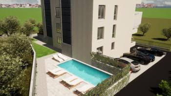 Appartements neufs à vendre à Ciovo à seulement 150 mètres de la mer, résidence avec piscine et garage 