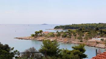 Maison inachevée d'un emplacement fantastique dans la région de Primosten à seulement 50 mètres de la plage 