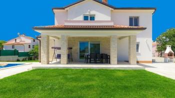 White villa with swimming pool near Porec, just 4 km from the sea 