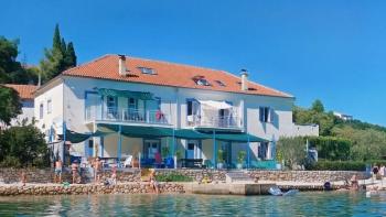 Úžasný apartmán s 5 ložnicemi na první linii k moři v oblasti Zadaru, přímo naproti kotvišti pro jachting 