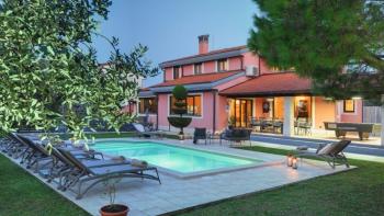 Freistehende Villa mit Swimmingpool in großartiger Lage in Veli Vrh in Pula, ideal zum Leben an 365 Tagen im Jahr 