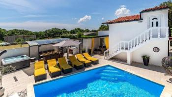 Maison de vacances avec piscine dans la région de Duga Uvala, à seulement 2 km de la mer 