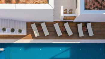 Krásná luxusní vila s wellness, bazénem, výtahem, prostornými terasami a fantastickým výhledem na Omišskou riviéru 
