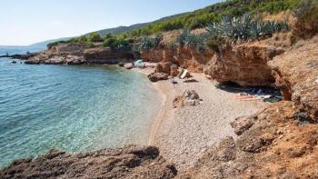 Városi terület panorámás kilátással a tengerre Hvar szigetén 