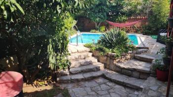 Appartement avec piscine à seulement 250 mètres de la mer à Stoja, Pula 