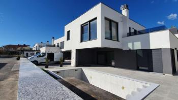 Eine der besten Investitionen in Istrien jetzt - moderne neue Villa mit Meerblick, nur 50 Meter vom Meer entfernt 