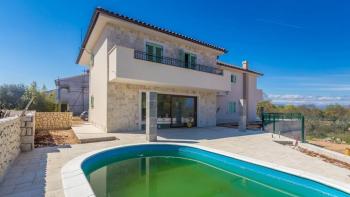 Villa jumelée de style méditerranéen avec piscine et vue mer sur la péninsule de Krk 